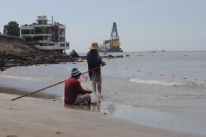 Artisan fishermen and oil rigs, Vung tau
